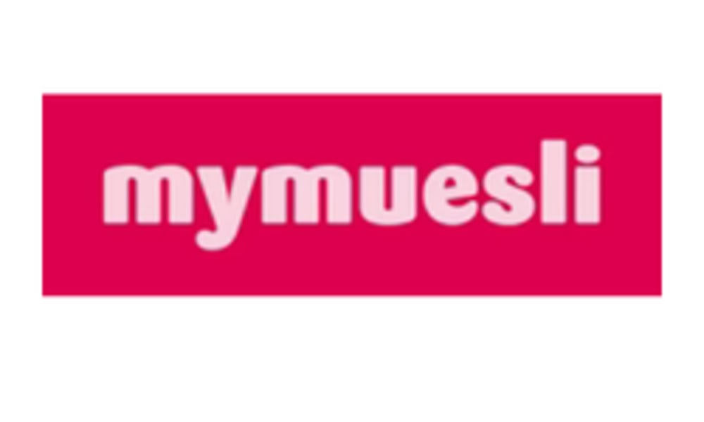 Mymuesli Logo: Rosa Schrift auf rotem Hintergrund.