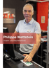 Philippe Wettstein, Inhaber und Geschäftsführer, lächelt in einem Fitnessstudio hinter einem Tresen mit Computer.