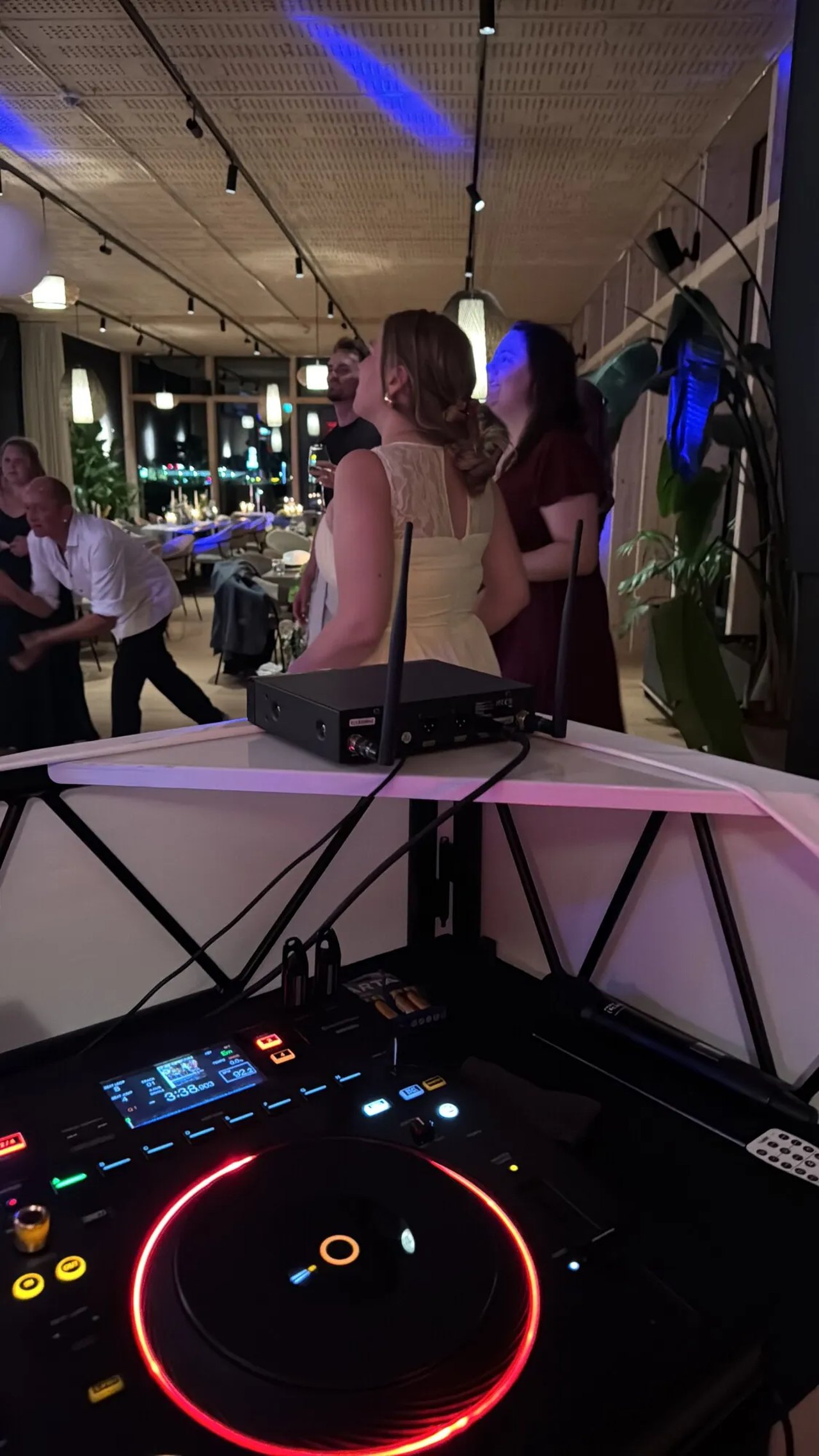 Hochzeitsgäste tanzen direkt vor dem DJ-Pult