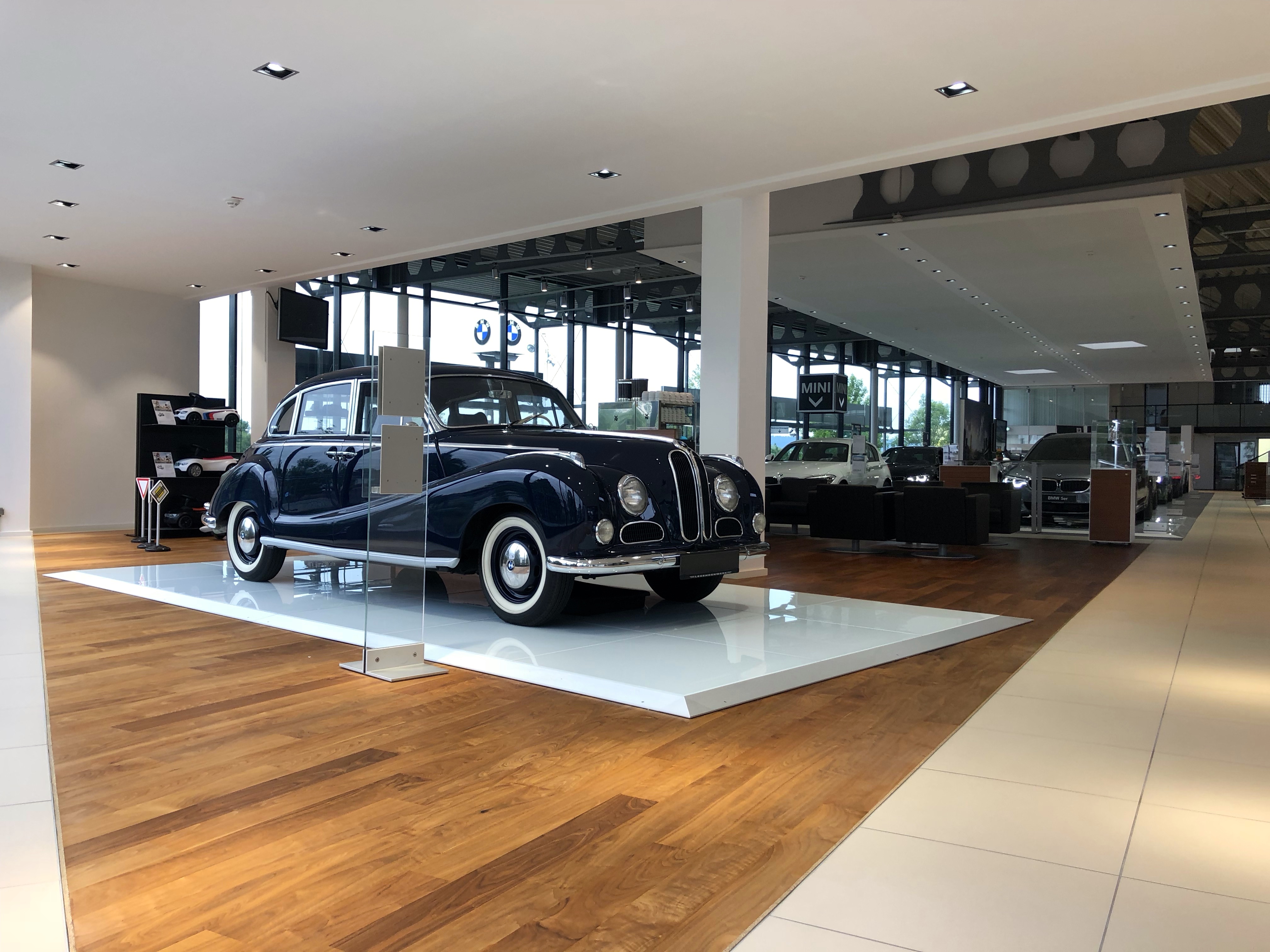 BMW Niederlassung Göttingen – Ausstellungsraum mit historischem BMW und Holzboden