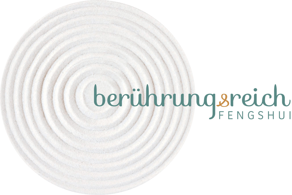 Kreisförmiger Sandgarten mit Text "berührungsreich & FENGSHUI" auf grünem Hintergrund.