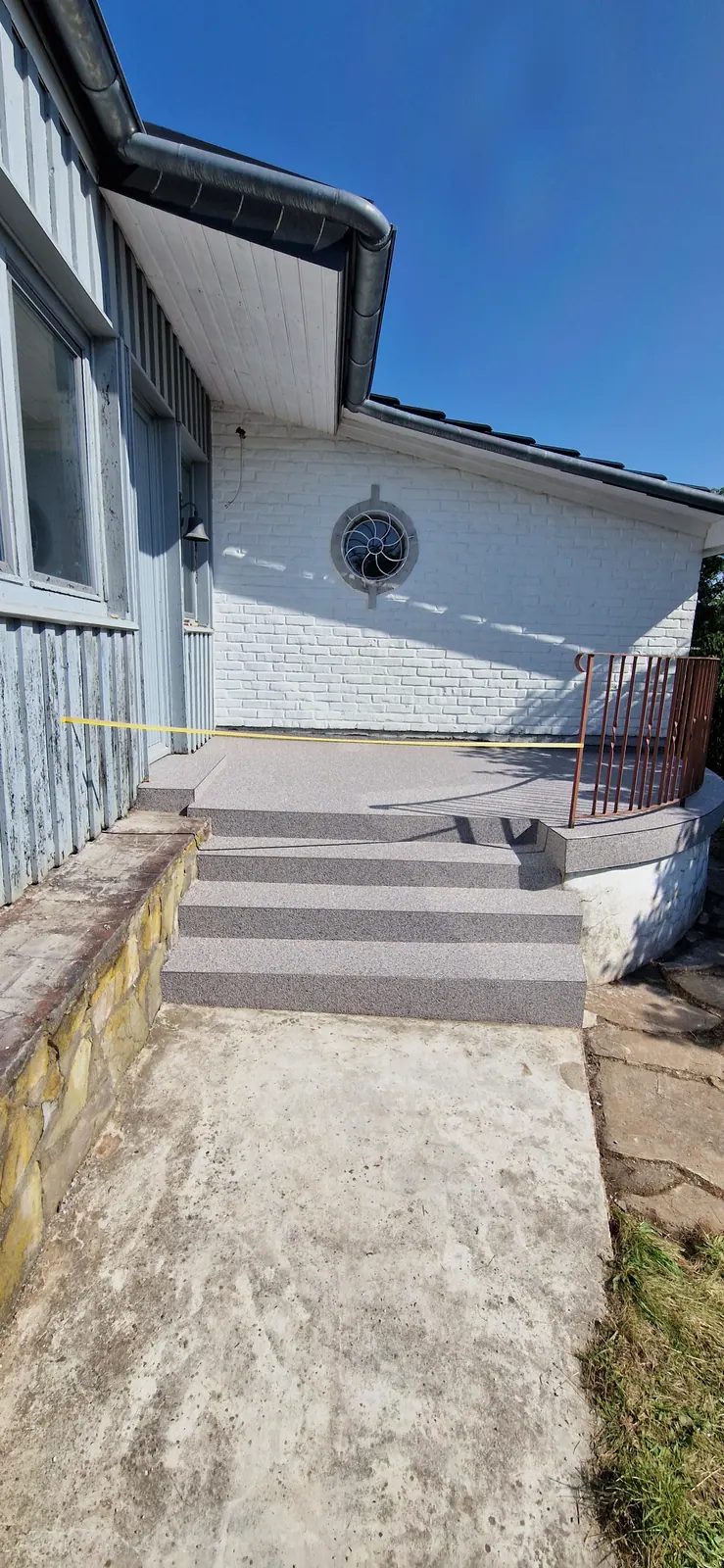 Terrasse und Treppe mit Steinteppich