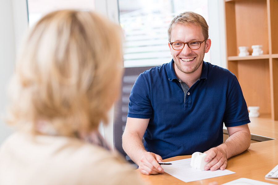 Drei Kieferorthopädinnen lachen gemeinsam