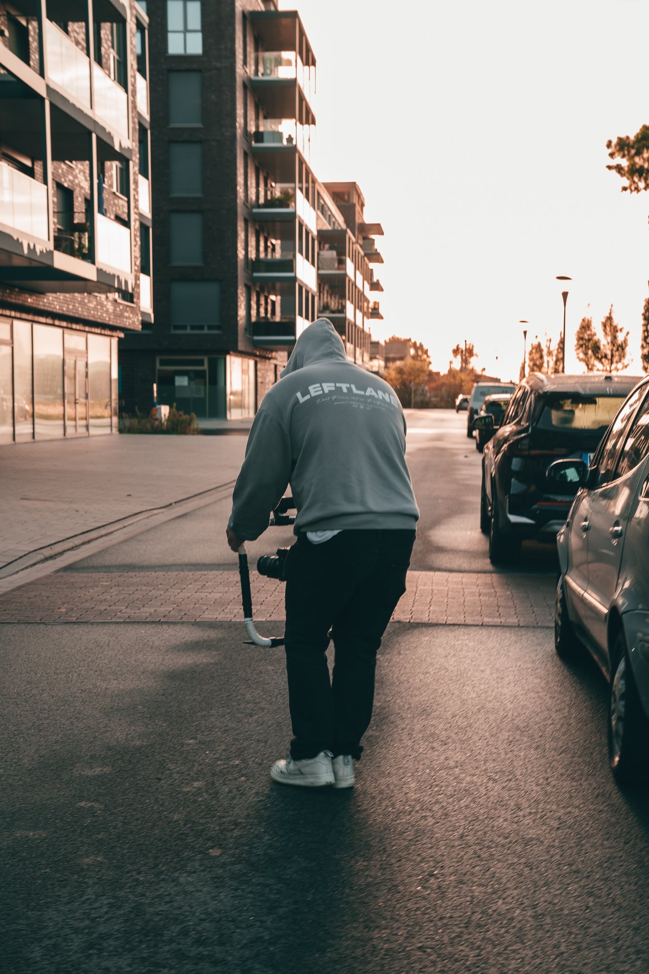 Kameramann filmt mit Gimbal auf der Straße