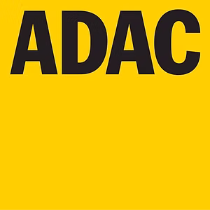 Schwarzer „ADAC“-Schriftzug auf gelbem Hintergrund.