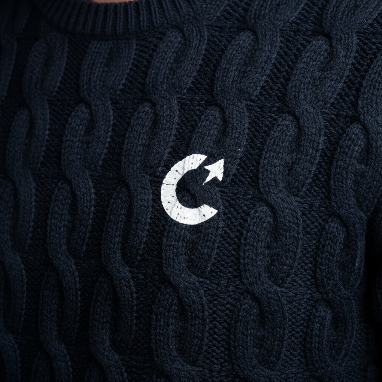 Logo-Detail auf Pullover