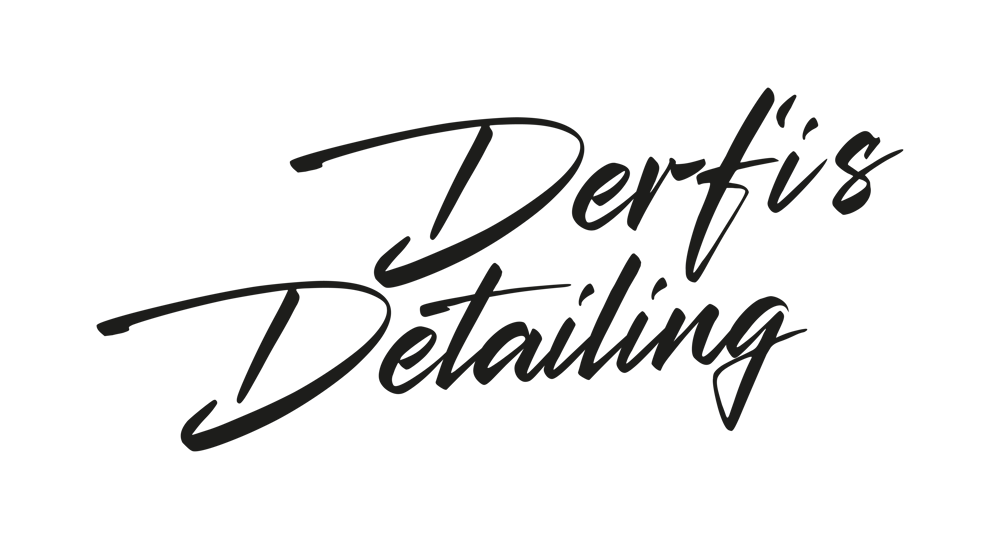 Schwarzer Text "Derfi's Detailing" in kursiver Schrift auf dunkelgrünem Hintergrund.