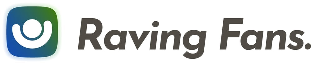Raving Fans Logo mit einem blau-grünen Icon, das eine stilisierte Person mit erhobenen Armen zeigt.