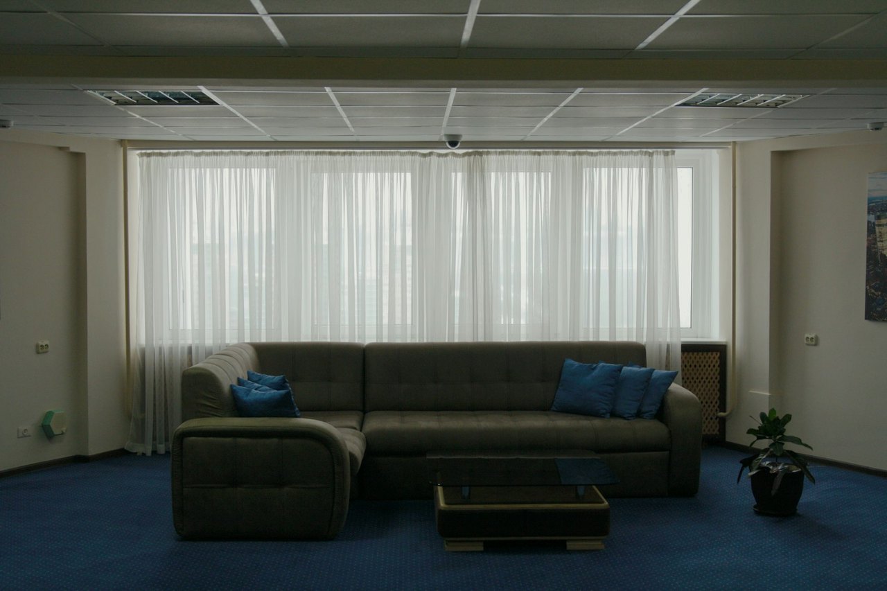 Vorhang zoniert den Arbeitsbereich in stilvoller Lounge-Umgebung