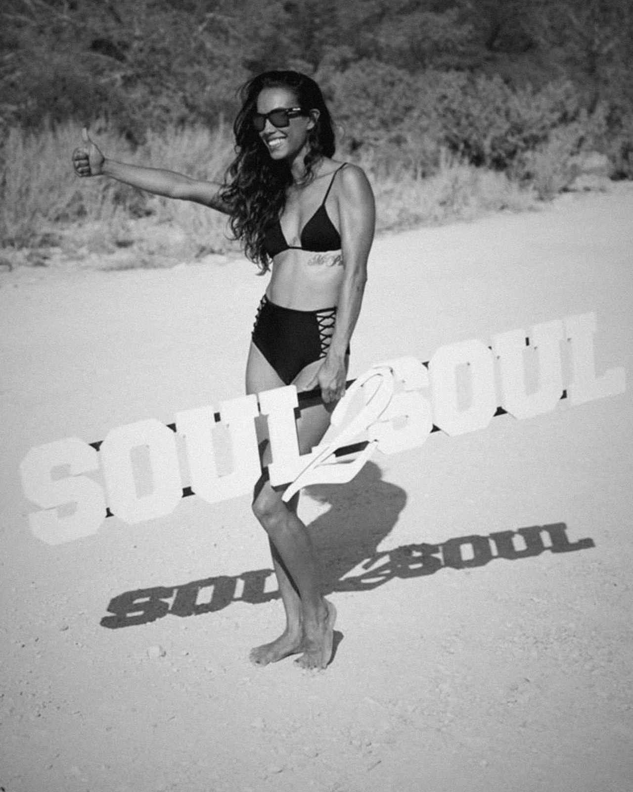 Gast am Straßenrand auf Ibiza, Soul2Soul-Schriftzug und sein Schatten im Staub