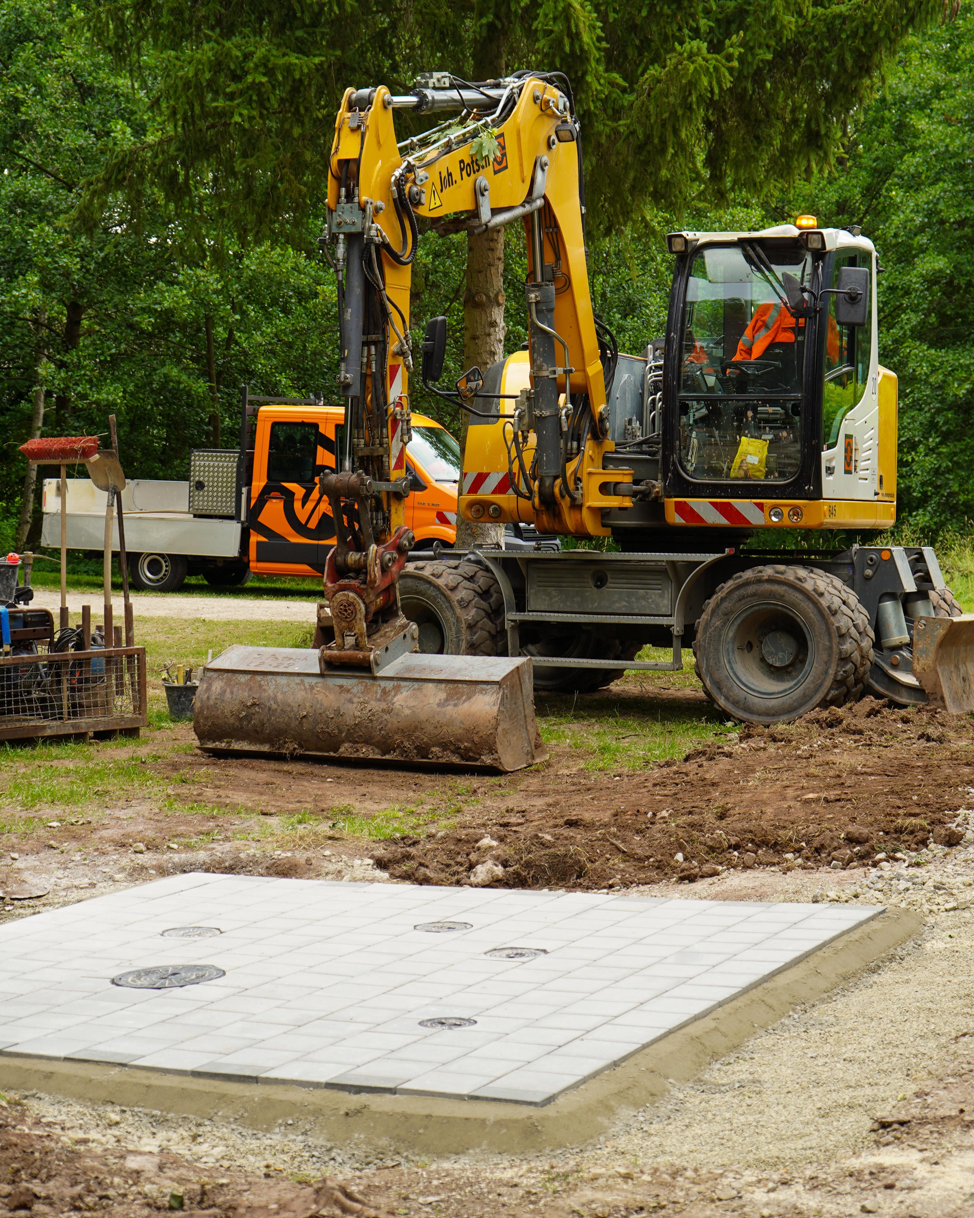 Baustelle mit Baumaschinen im Einsatz