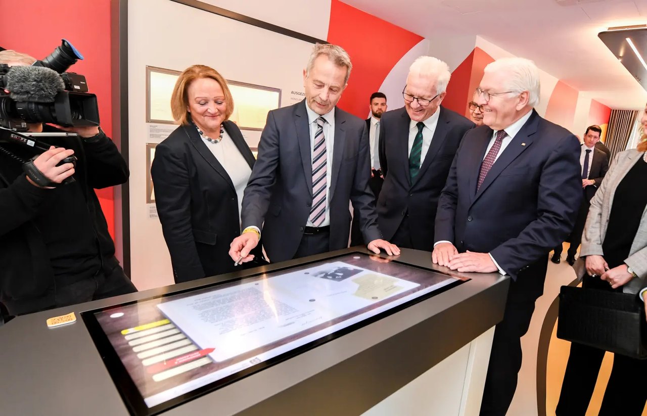Eröffnung mit Bundespräsident Frank-Walter Steinmeier und Ministerpräsident Winfried Kretschmann am interaktiven Touch-Tisch