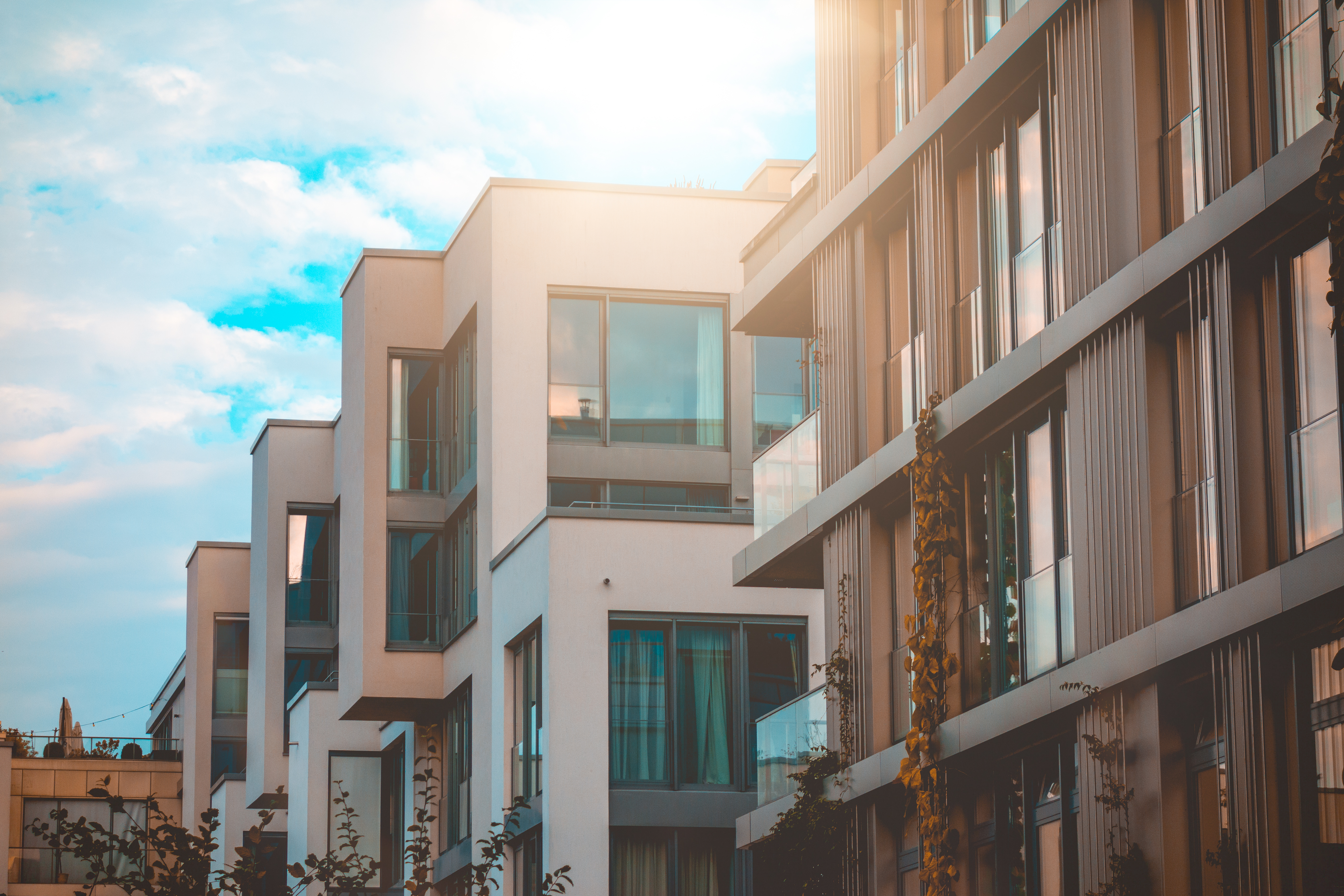 Modernes Haus mit Holzakzenten und dunkler Fassade