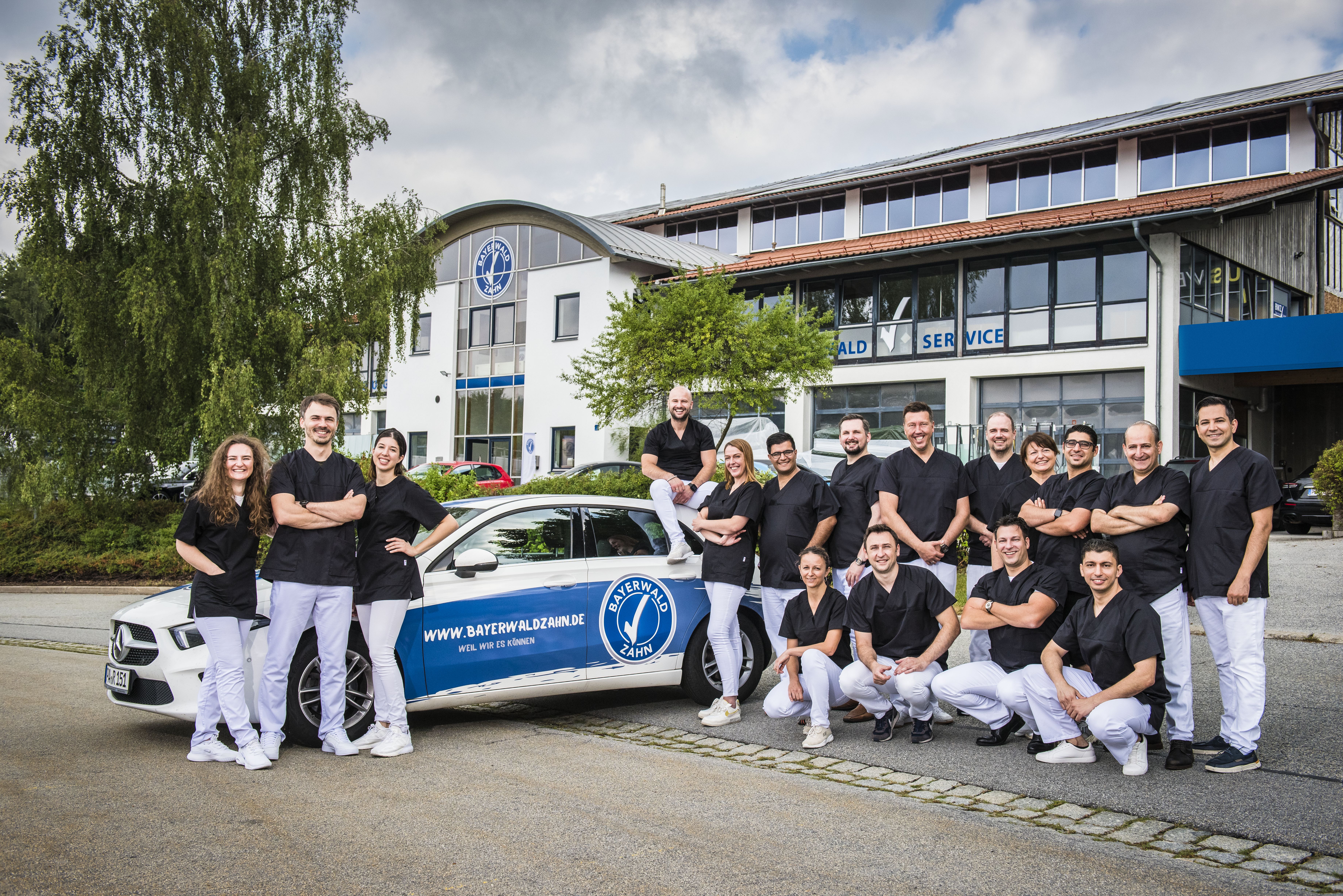 Team Bayerwaldzahn vor Gebäude