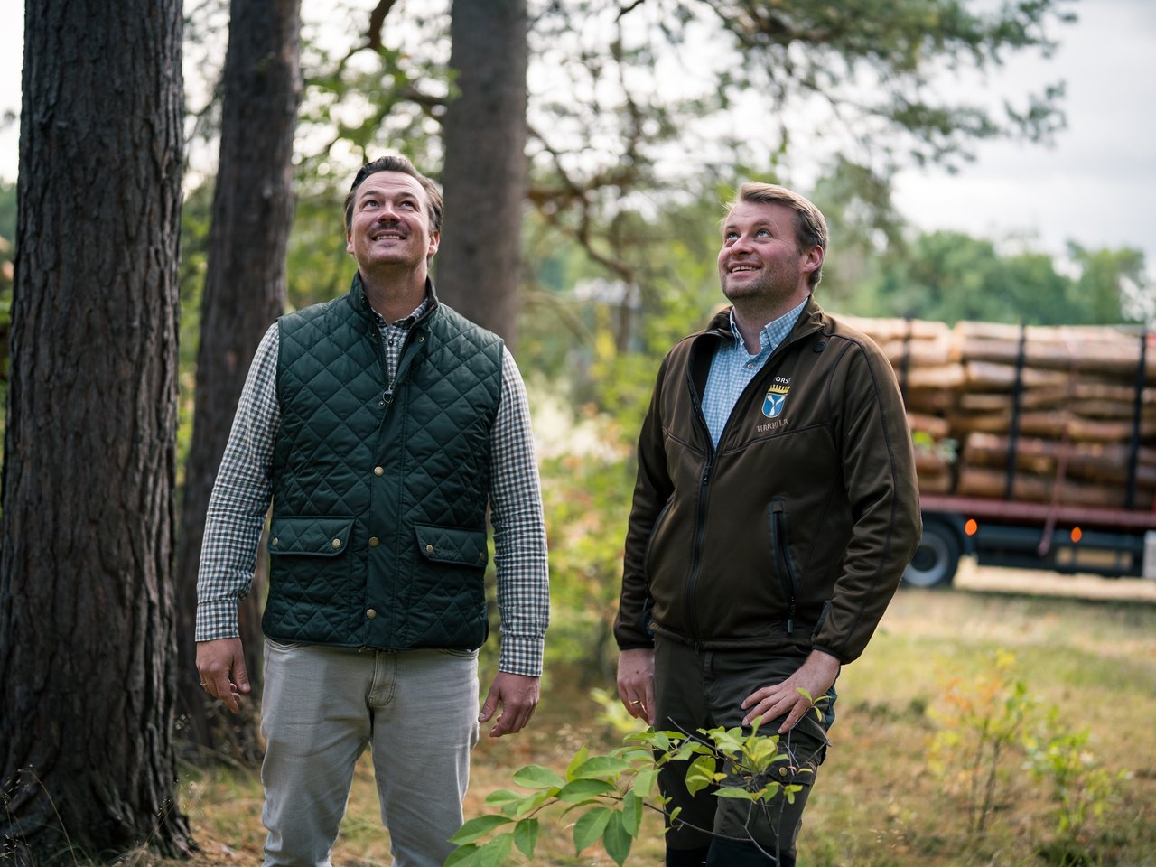 Sascha Koch bei der Beratung eines Waldbesitzers im Bestand