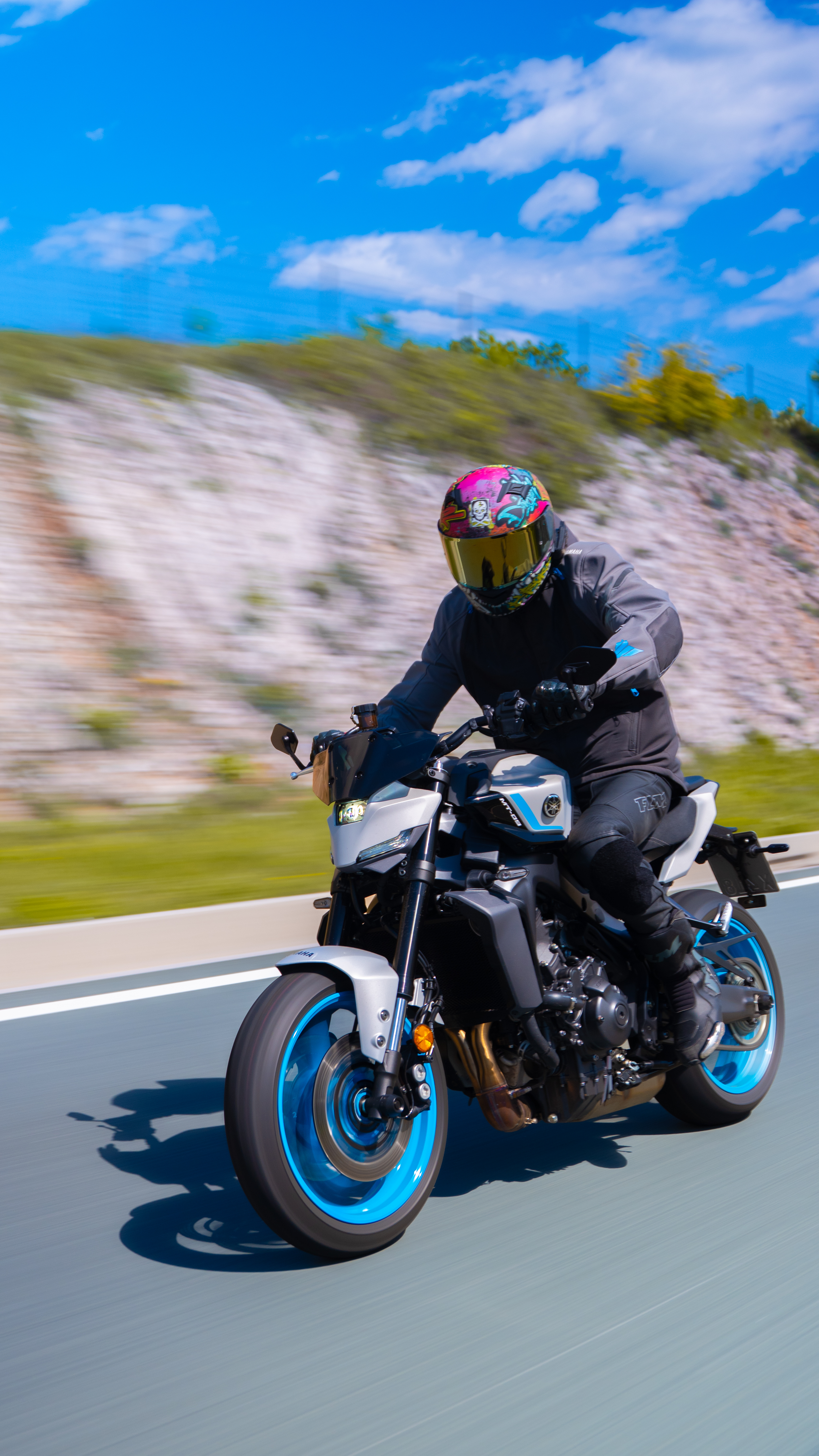 Motorradfahrer in der Kurve beim Aufstieg in die nächste Klasse