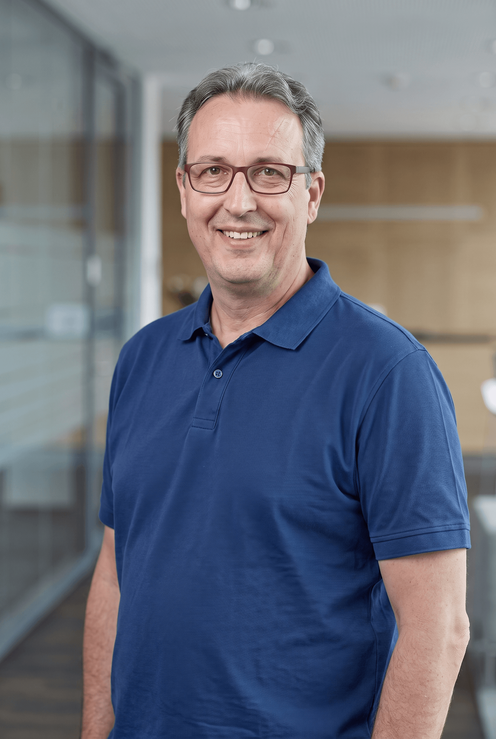 Thomas Kneißler, Headhunter und Personalvermittler, im dunkelblauen Horizont-Poloshirt