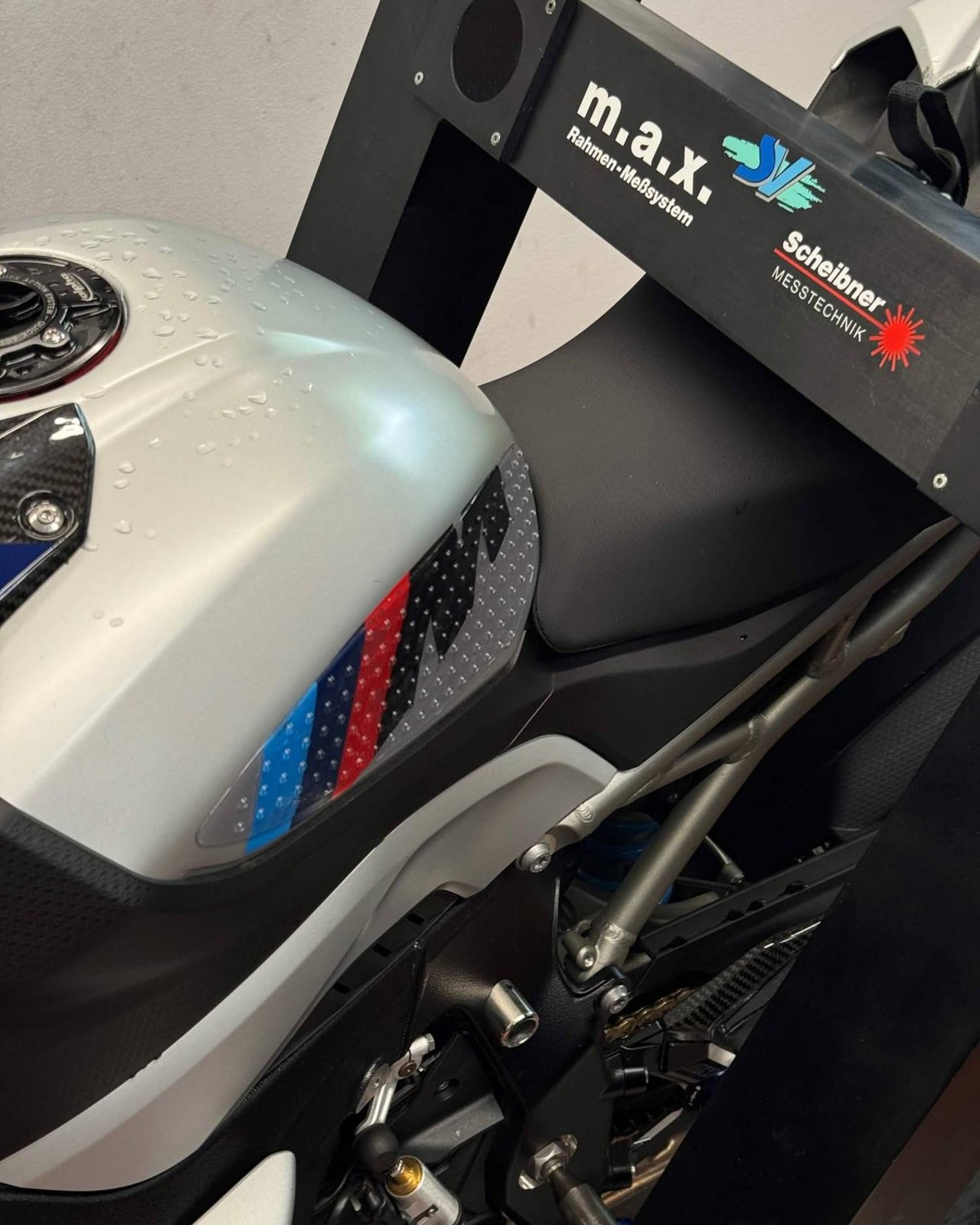 Motorrad im Laser-Rahmenmesssystem