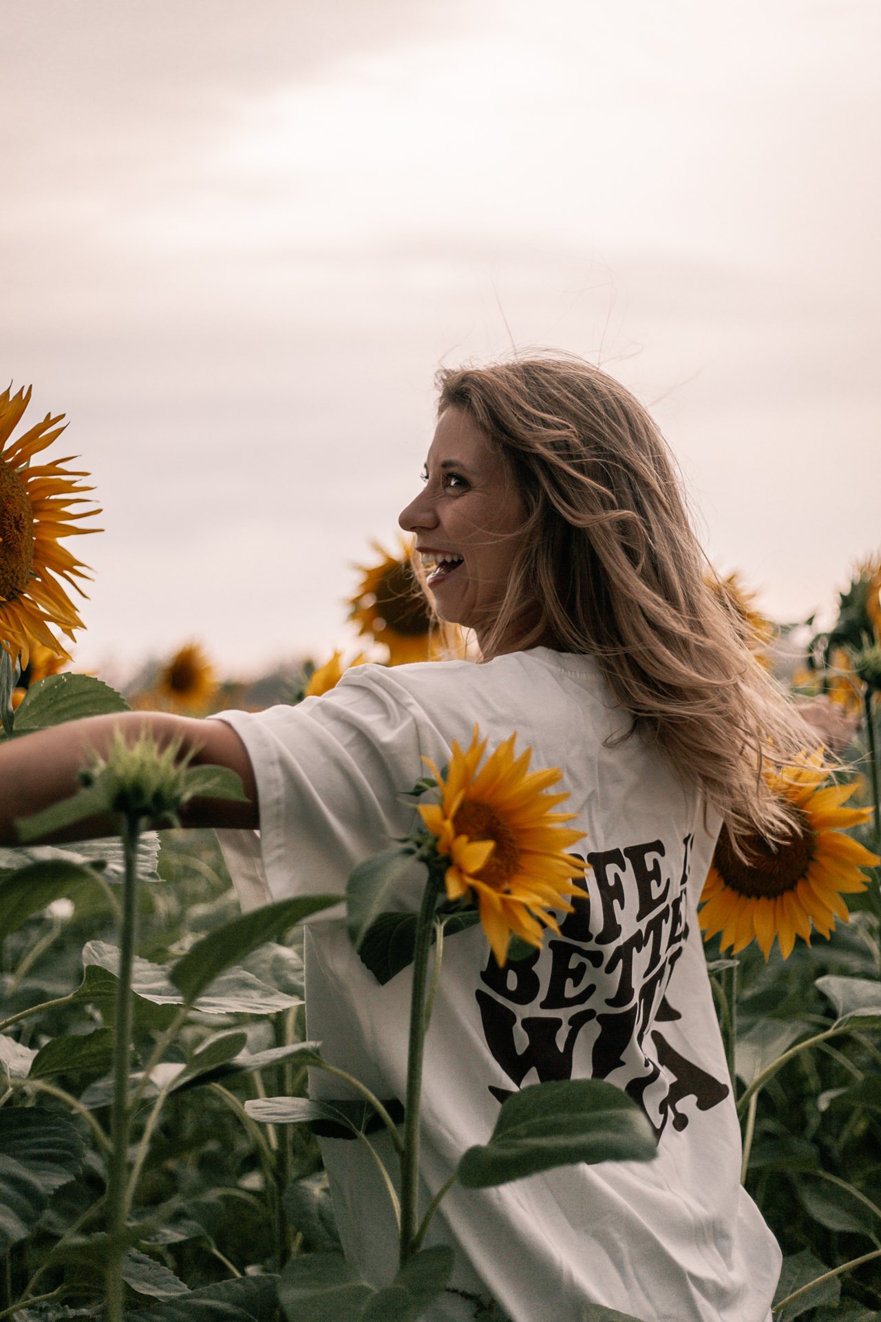 Julia im Sonnenblumenfeld