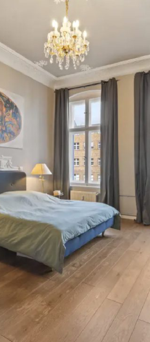 Ruhig gelegenes Schlafzimmer mit hohen Decken