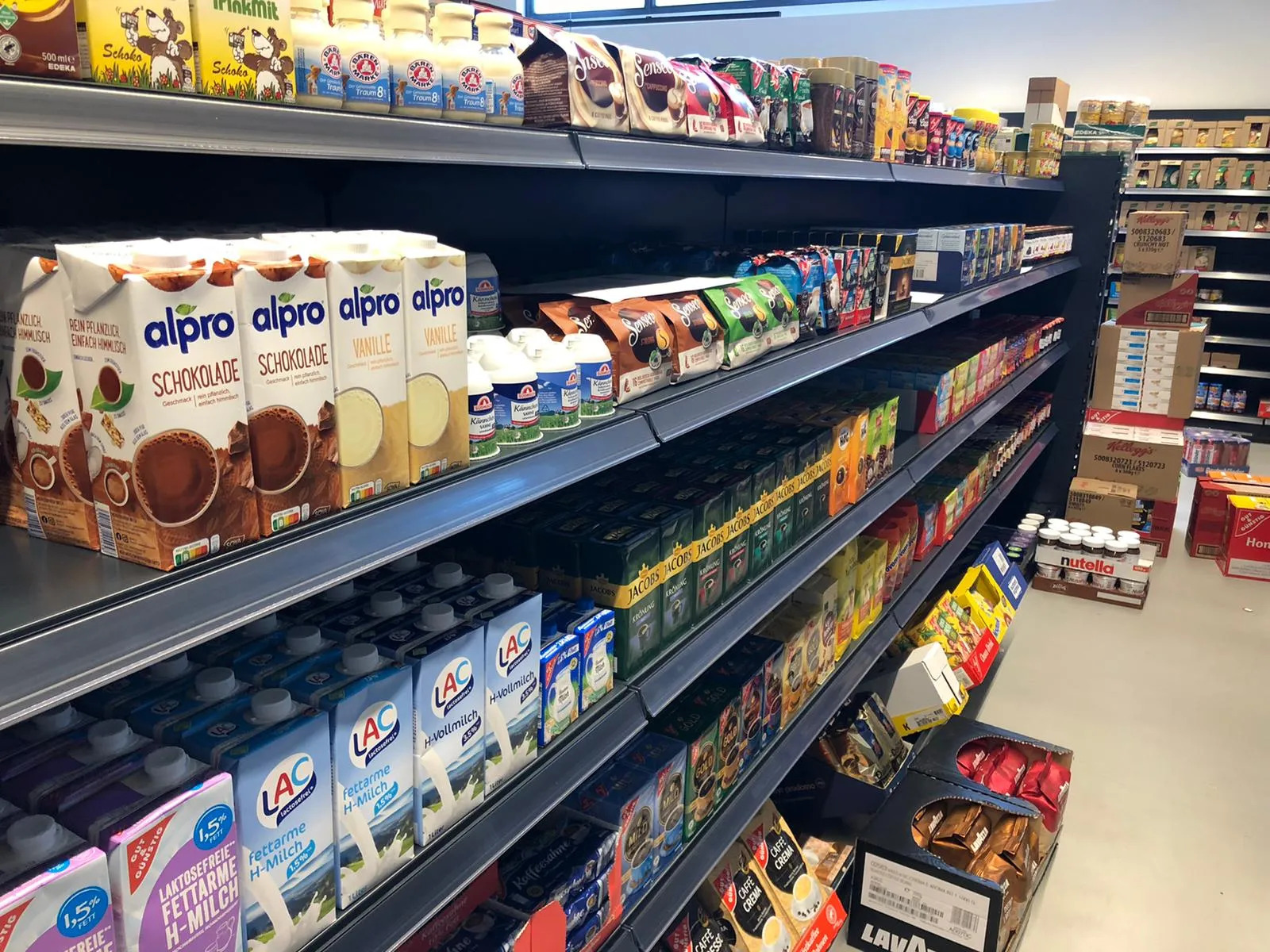 Regal mit regionalen Produkten