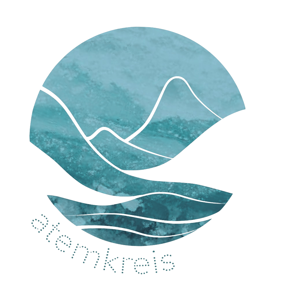 Atemkreis Logo: Blauer Kreis mit stilisierten Bergen und Wellen, "atemkreis" Text unten links.
