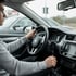 Hand am Schaltknauf im Fahrschulauto – Ausbildung B197