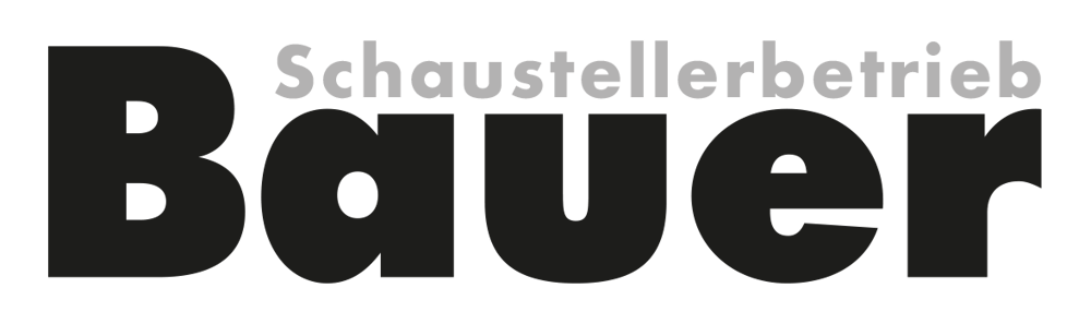 Rotes, gezacktes Abzeichen mit blauem Pferd und dem Text "BAUERS Kindertraum".