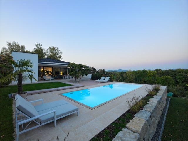 Puristische Poolanlage mit Holzterrasse und Unterflur-Rolladen – Ansicht 3