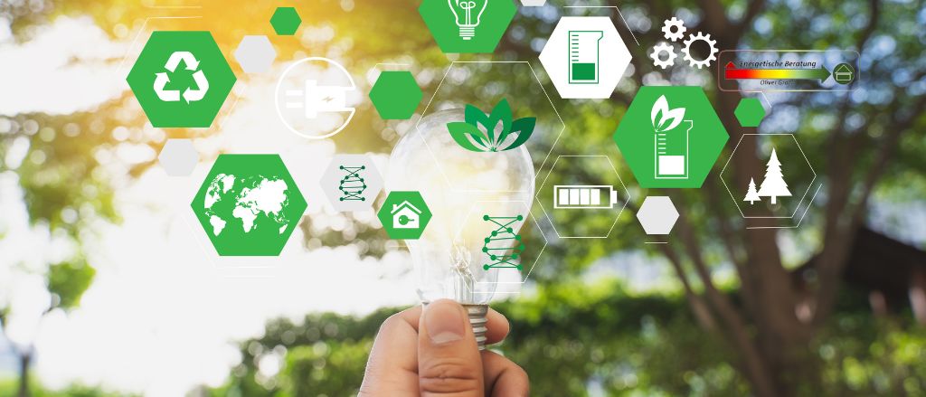 Energieberater bespricht Sanierungsplanung mit Eigentümer vor Ort