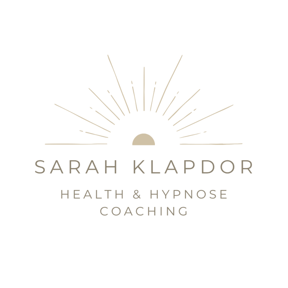 SARAH KLAPDOR HEALTH & HYPNOSE COACHING Logo: Halbkreis mit Strahlen auf dunkelgrünem Hintergrund.