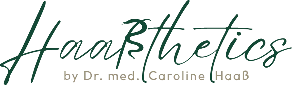 Haaßthetics by Dr. med. Caroline Haaß: Logo in dunkelgrüner Schrift auf dunkelgrünem Hintergrund.