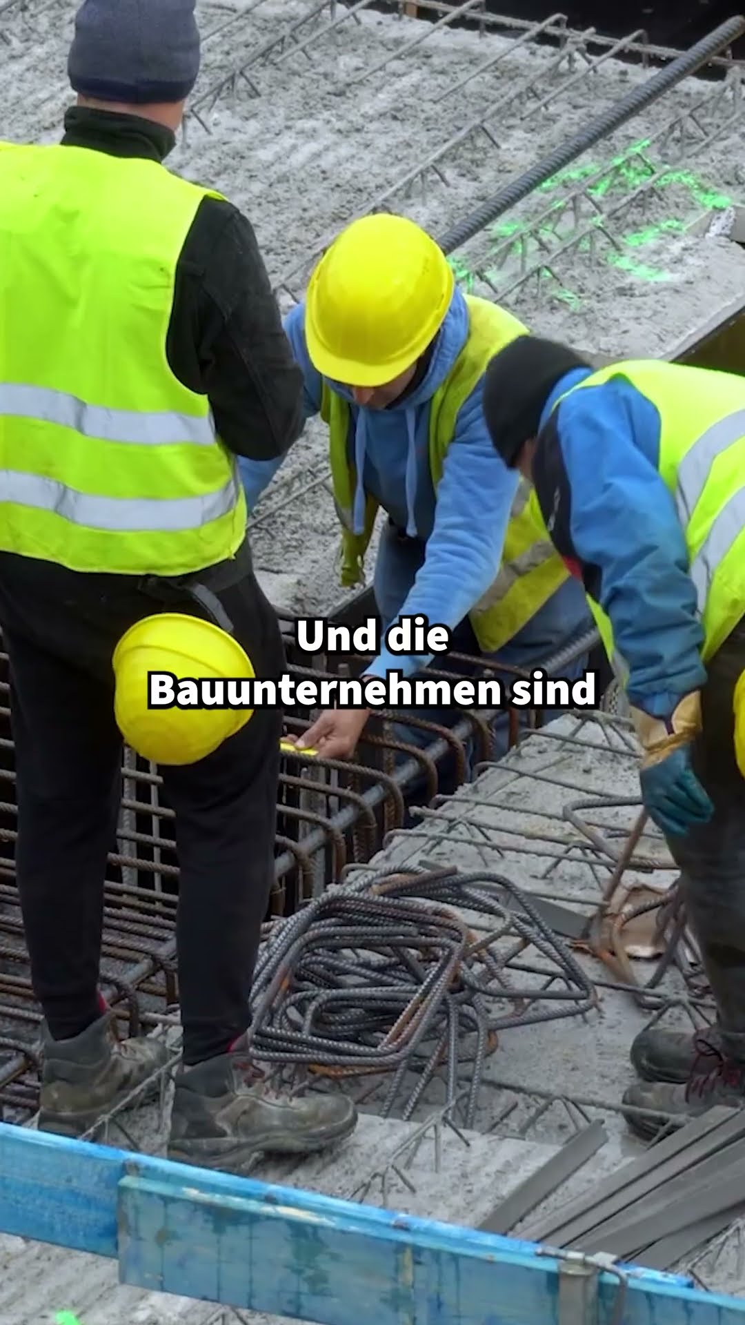 Standbild einer Drehaufnahme auf einer Baustelle