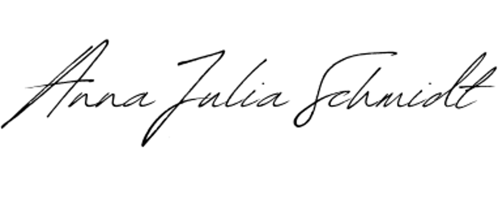 Schwarze handschriftliche Unterschrift "Anna Julia Schmidt" auf grünem Hintergrund.