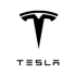 Schwarzes Tesla-Logo und "TESLA" Schriftzug auf dunkelgrünem Hintergrund.