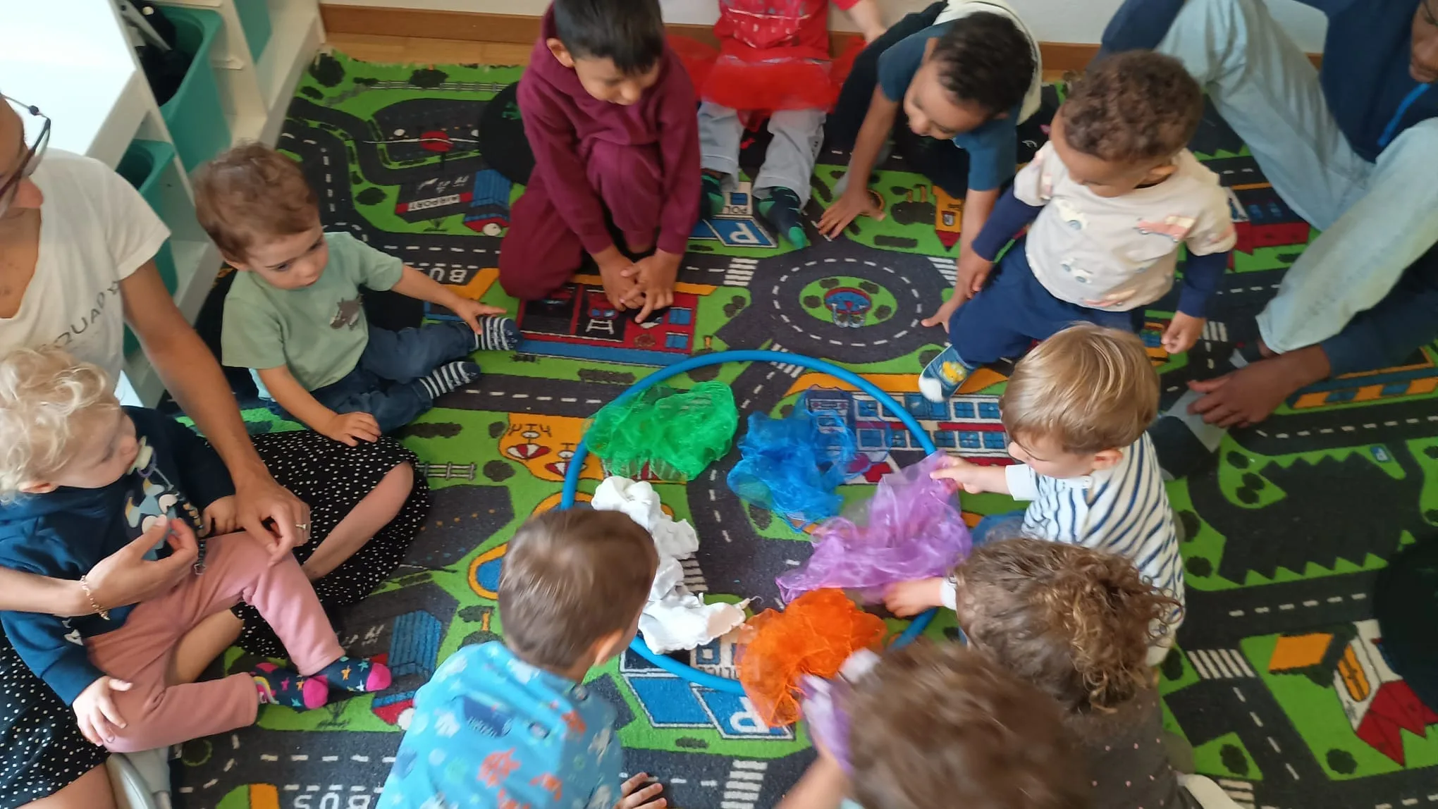 Kinder spielen gemeinsam auf dem Strassen-Spielteppich.