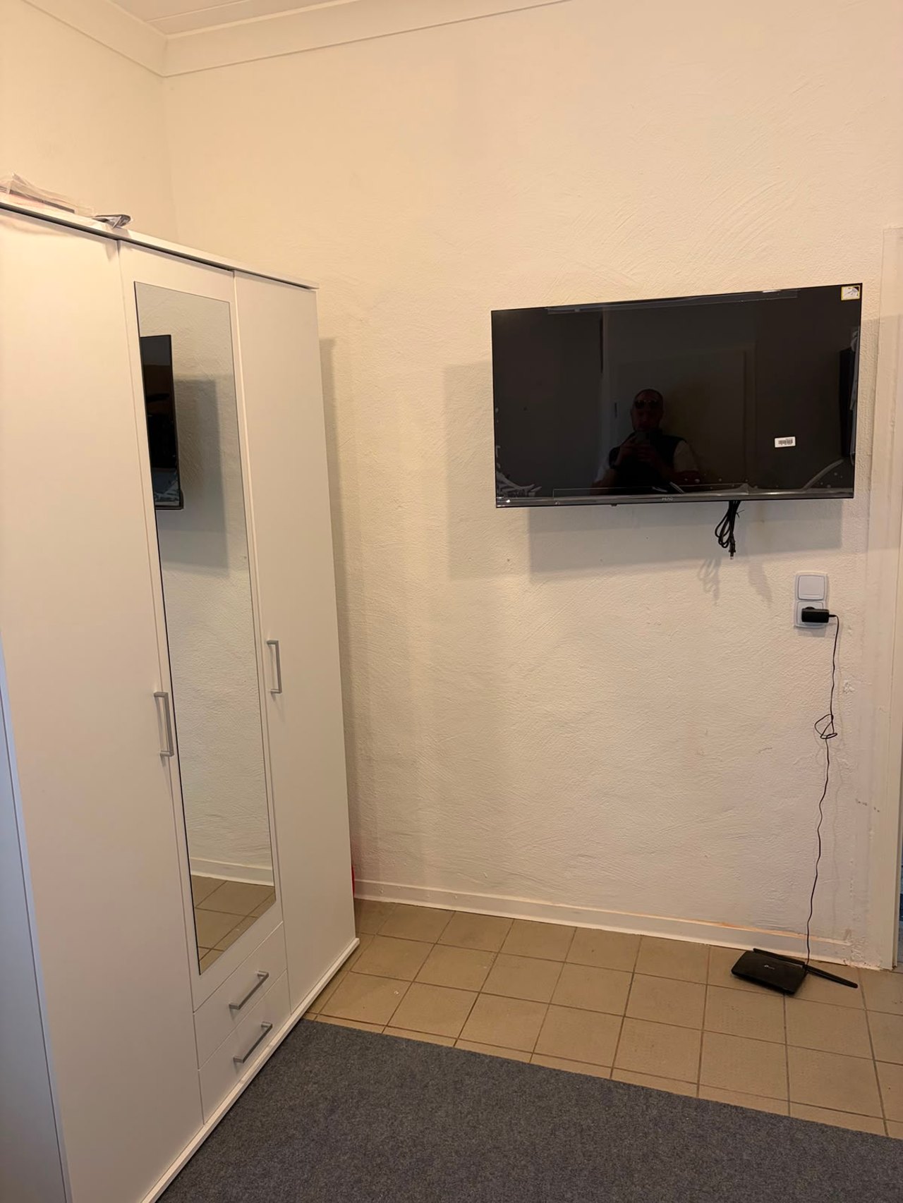Ein-Zimmer-Apartment – TV und Kleiderschrank