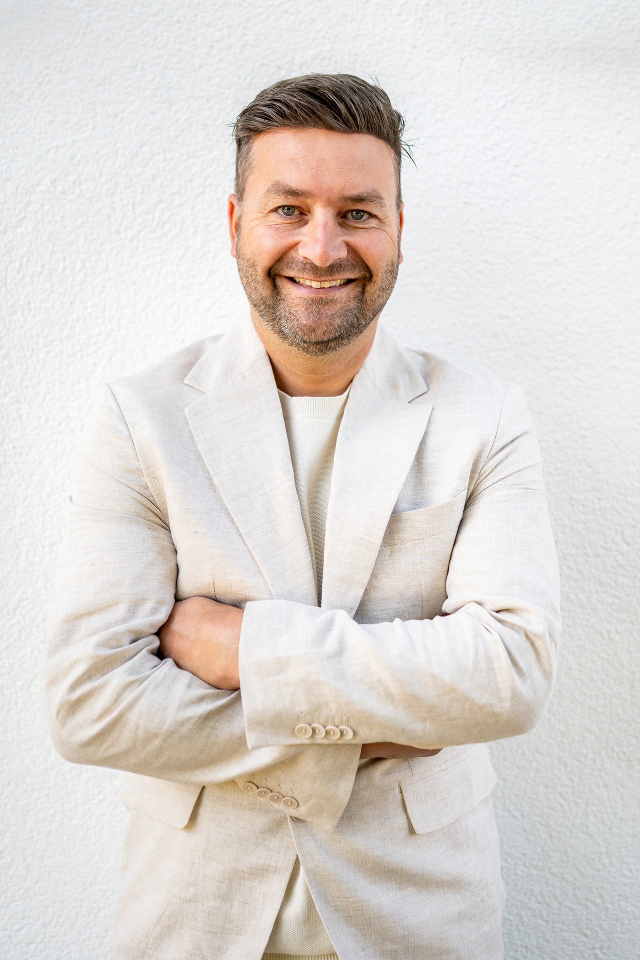 Immobilienmakler Florian Alexander vor seinem Büro in der Poststraße 49 in Dorum