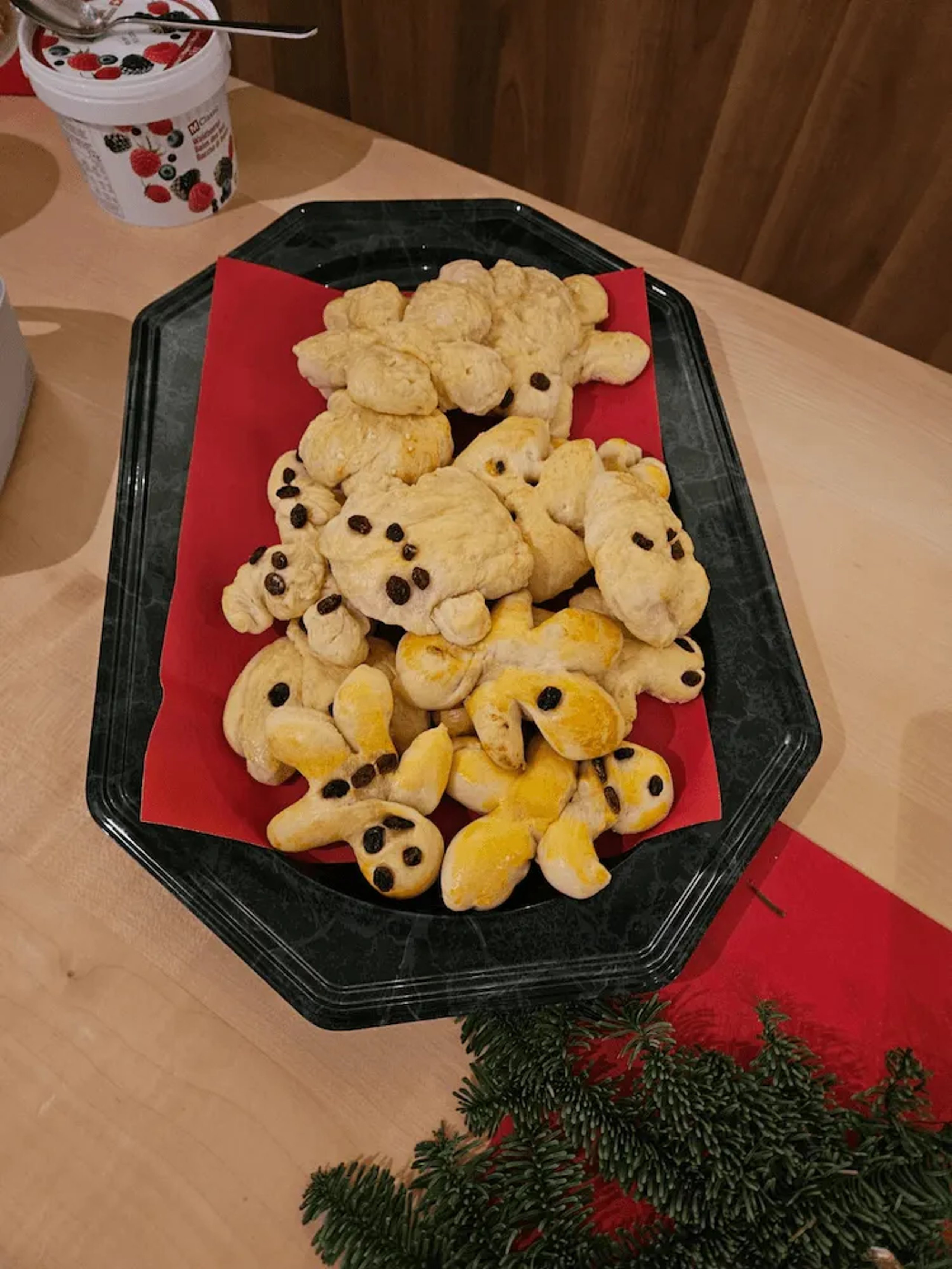 Kinder freuen sich über den Samichlaus-Besuch