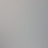 Vier Personen sitzen in einem hellen Konferenzraum an einem weißen Tisch vor einem Monitor mit Daten-Dashboards.