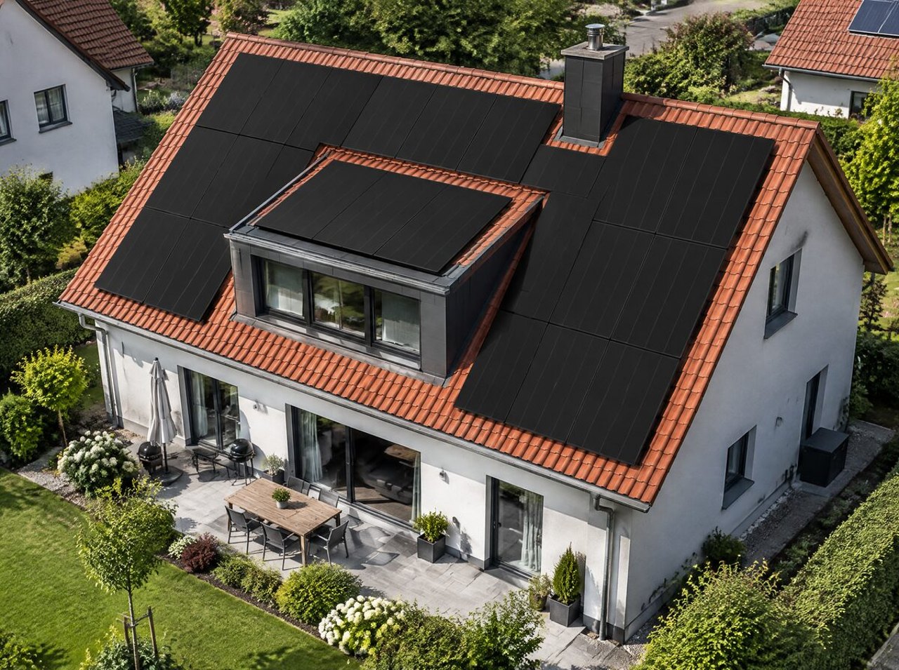 Einfamilienhaus mit AIKO-Modulen in Full Black
