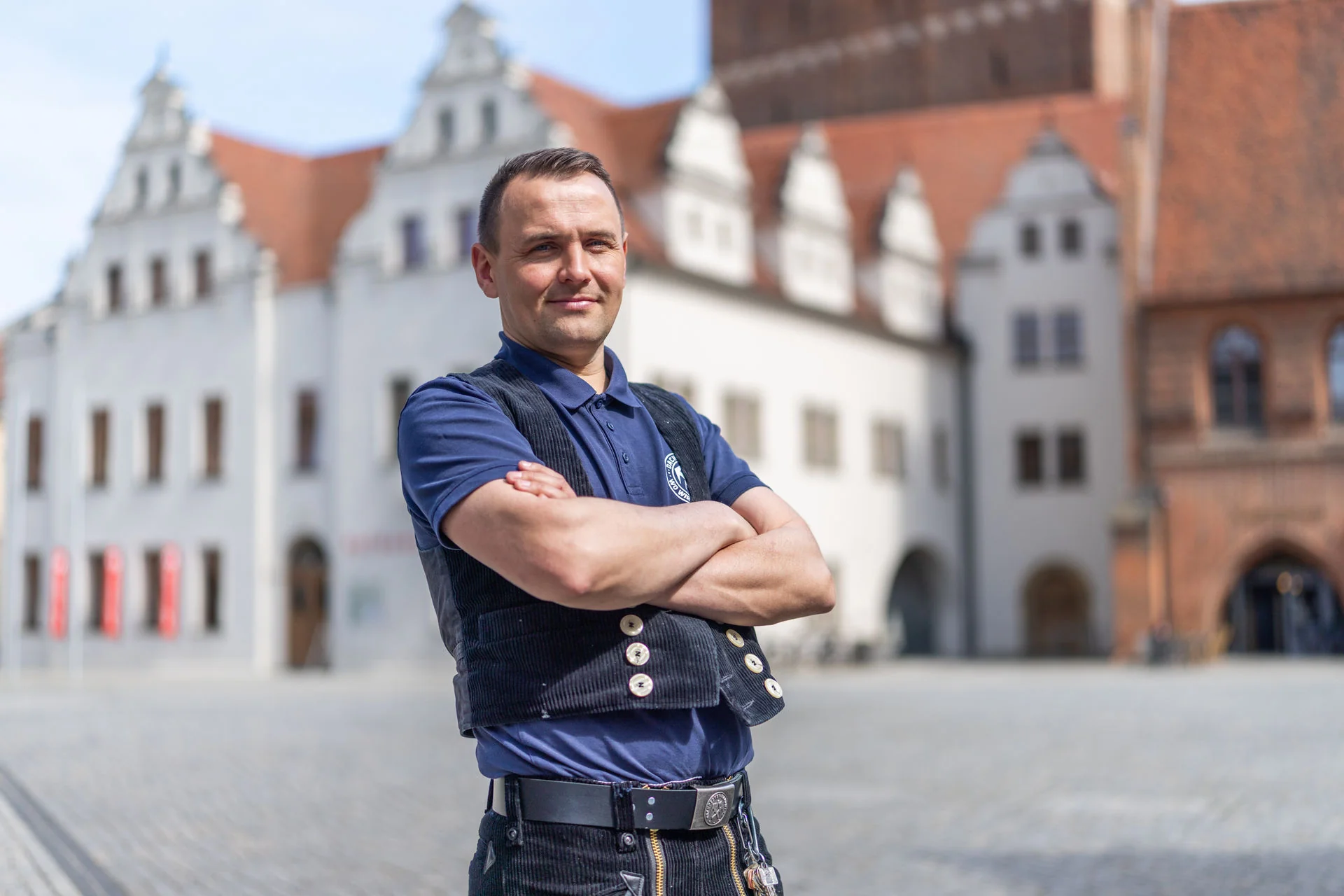 Handwerkerporträt vor historischer Kulisse