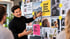 Marc-Michael Schoberer erklärt vor einer Wand voller Anzeigenmotive eine Creative Strategy