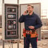 Elektroinstallateur am Telefon