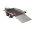 Temared BUILDER 3 2615/2 S (2,7 t) Maschinentransporter mit offener Ladefläche und heruntergeklappter Laderampe.