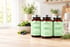 Longevity Zell Komplex, Omega-3 Algenöl und Anti-Aging Premium in einer hellen Küche mit Beeren
