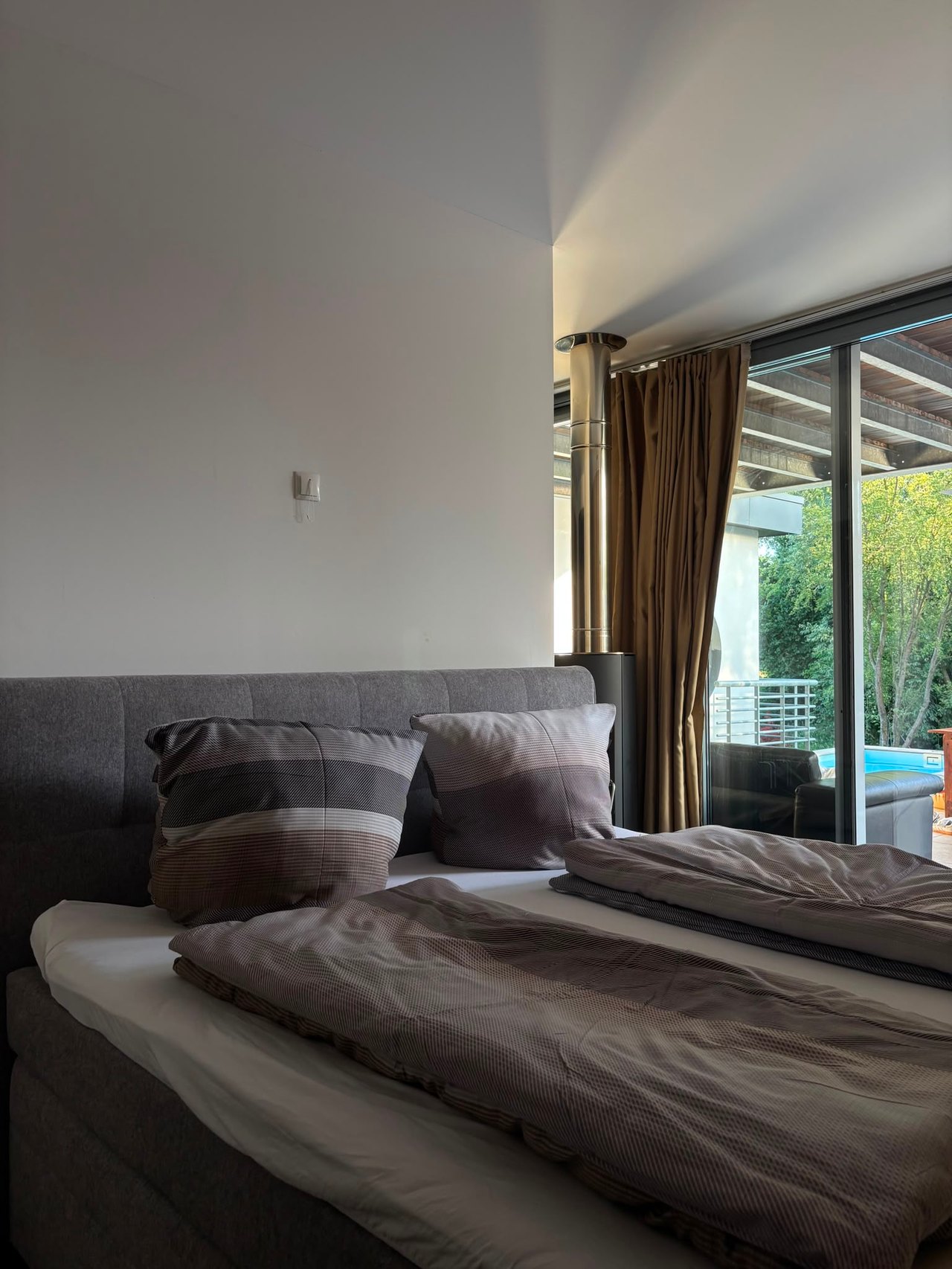 Wellness Oase – Schlafbereich mit Poolblick