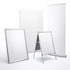 Vier weiße leere Werbeschilder und Plakatständer unterschiedlicher Größen und Formen.