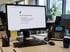 Computerbildschirm zeigt "Keine Internetverbindung", daneben ein schwarzes Telefon und Tastatur auf einem Schreibtisch - Software-KRITIS Notfall- und Krisenmanager (NKM®).