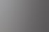 Nahaufnahme einer glänzenden, weißen Schweißnaht auf einer dunklen Metalloberfläche.